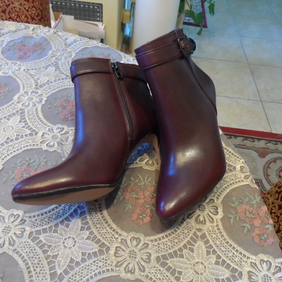 Coach Burgundy Calf Leather Ankle Boots w/ Buckle Detail Size 6M - Picture 4 of 16